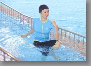 97d2334ba38e84da1e4ad3ac0a089af5 300x218 水中ウォーキングで腰痛が改善？歩き方と効果を徹底検証！